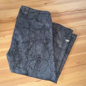 ALO Yoga Charcoal Geometric Airbrush Capri Leggings